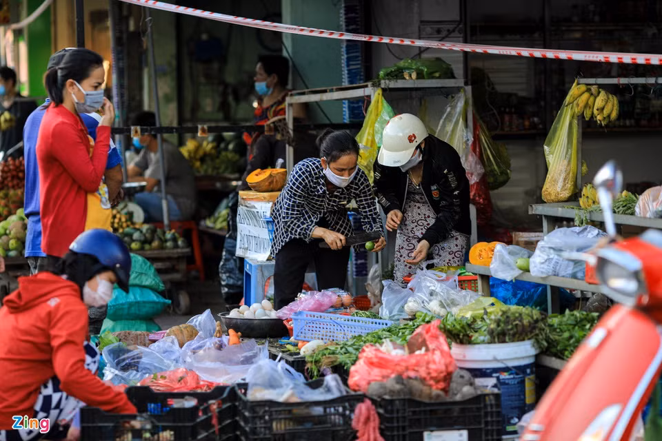 Có nơi, lực lượng chức năng căng dây cấm bày bán ở vỉa hè nhưng người dân và tiểu thương vẫn phớt lờ.