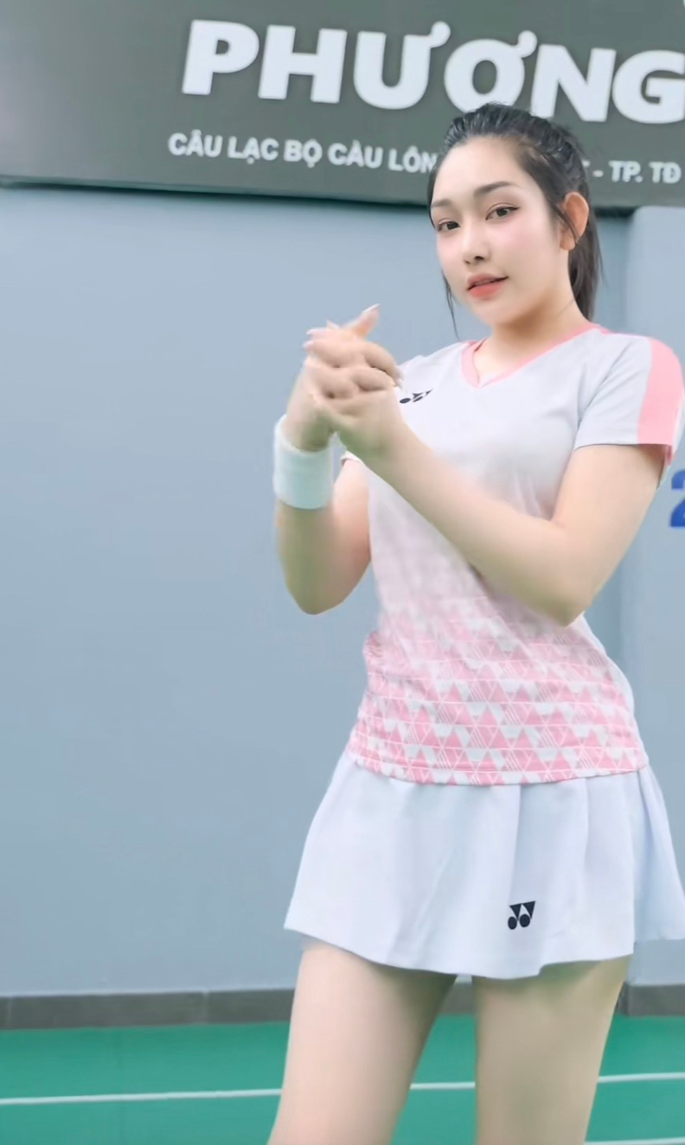 Vóc dáng gợi cảm của cô nàng trên sân cầu lông.