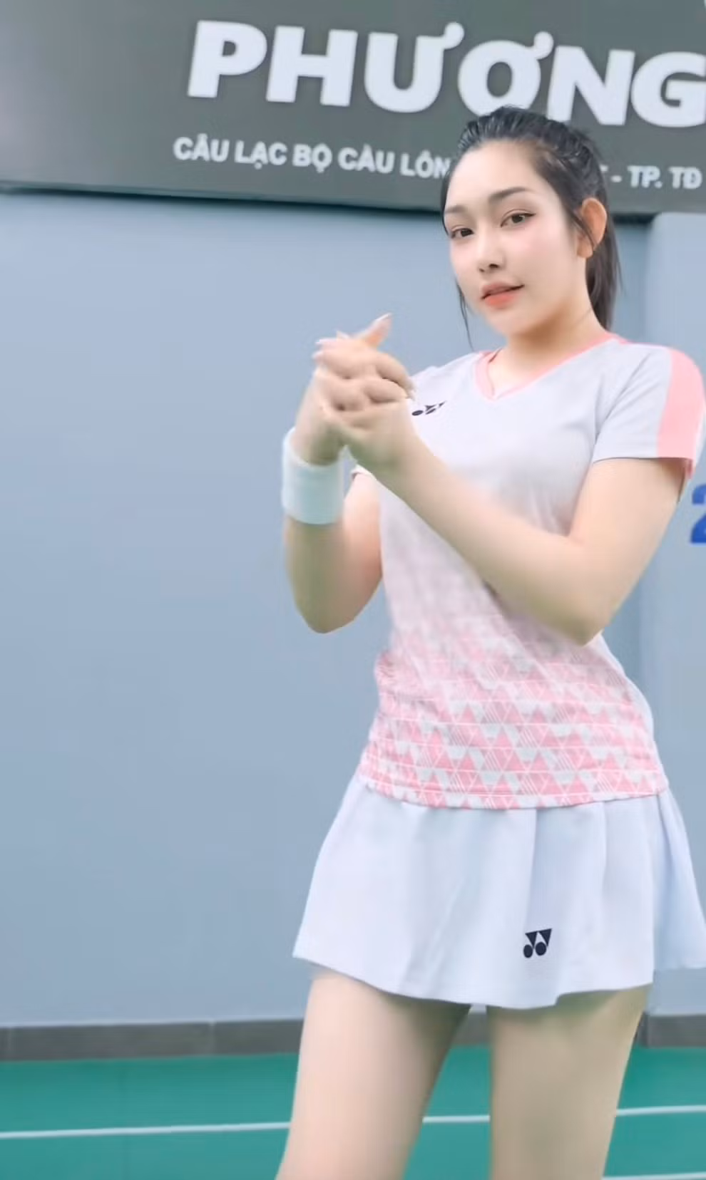 Vóc dáng gợi cảm của cô nàng trên sân cầu lông.