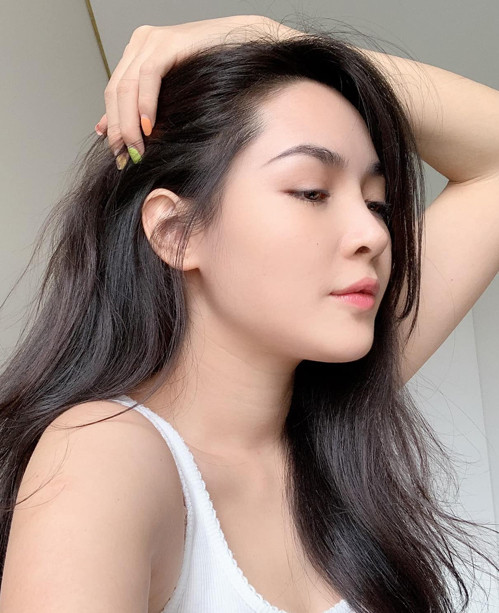 Theo nhận xét của netizen xứ Chùa Vàng, thay đổi lớn nhất trên gương mặt của "hot girl dao kéo" Vũ Thanh Quỳnh đến từ phương pháp cắt xương hàm, chỉnh hô.
