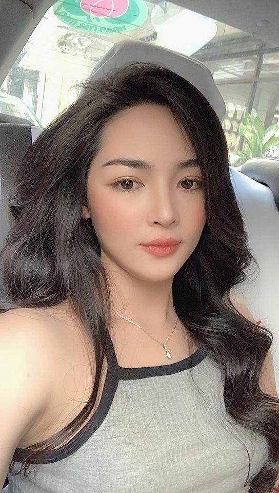 Sau bảy năm "dao kéo", Vũ Thanh Quỳnh vẫn giữ được nhan sắc trẻ trung, tự nhiên. Cô không chỉnh sửa thêm mà chỉ tập trung chăm sóc da mặt, làm đẹp từ bên trong, đồng thời tích cực thử nghiệm nhiều kiểu trang điểm để làm mới vẻ ngoài.