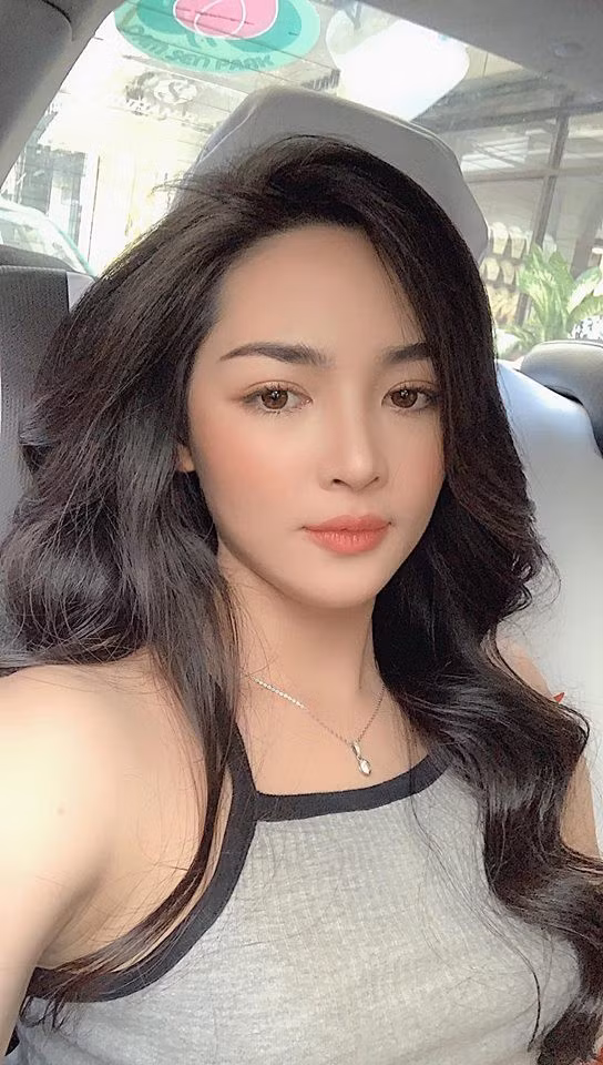 Sau bảy năm "dao kéo", Vũ Thanh Quỳnh vẫn giữ được nhan sắc trẻ trung, tự nhiên. Cô không chỉnh sửa thêm mà chỉ tập trung chăm sóc da mặt, làm đẹp từ bên trong, đồng thời tích cực thử nghiệm nhiều kiểu trang điểm để làm mới vẻ ngoài.