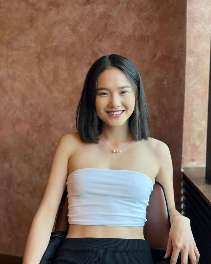 Nhờ sắc vóc của mình, số người theo dõi Engbold trên mạng xã hội tăng vọt.