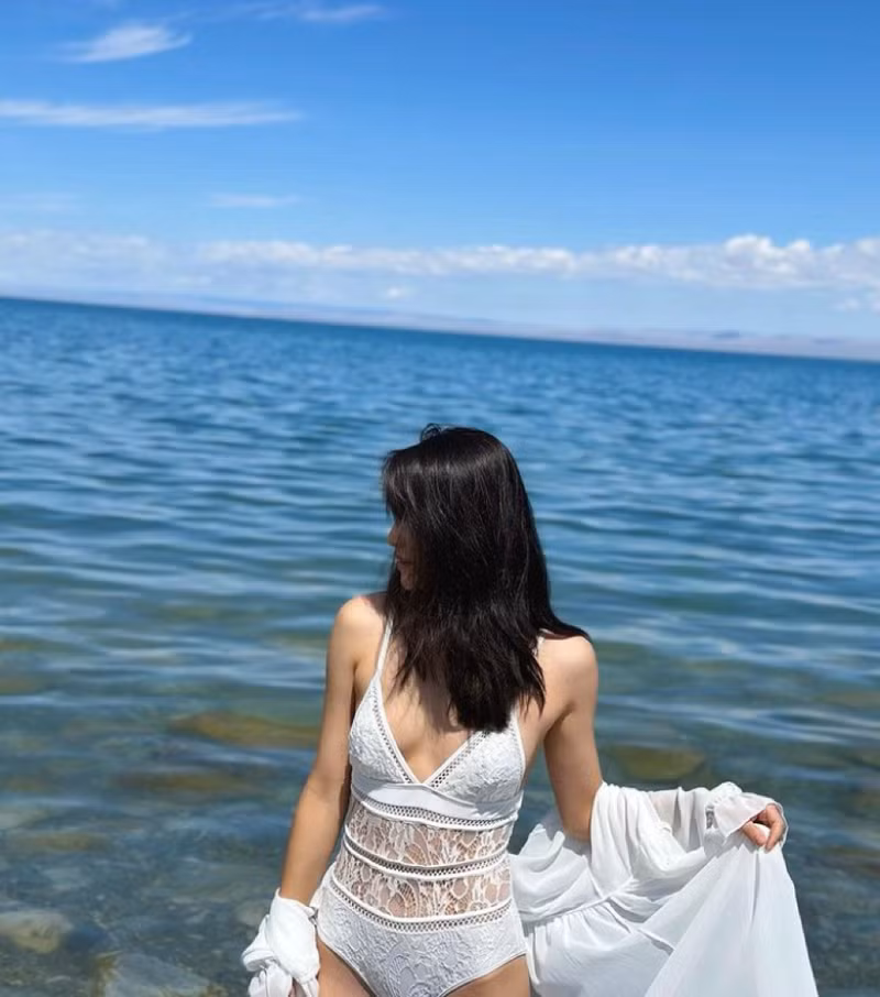 “Vẻ đẹp hoàn hảo của Engbold” – một người hâm mộ bình luận.