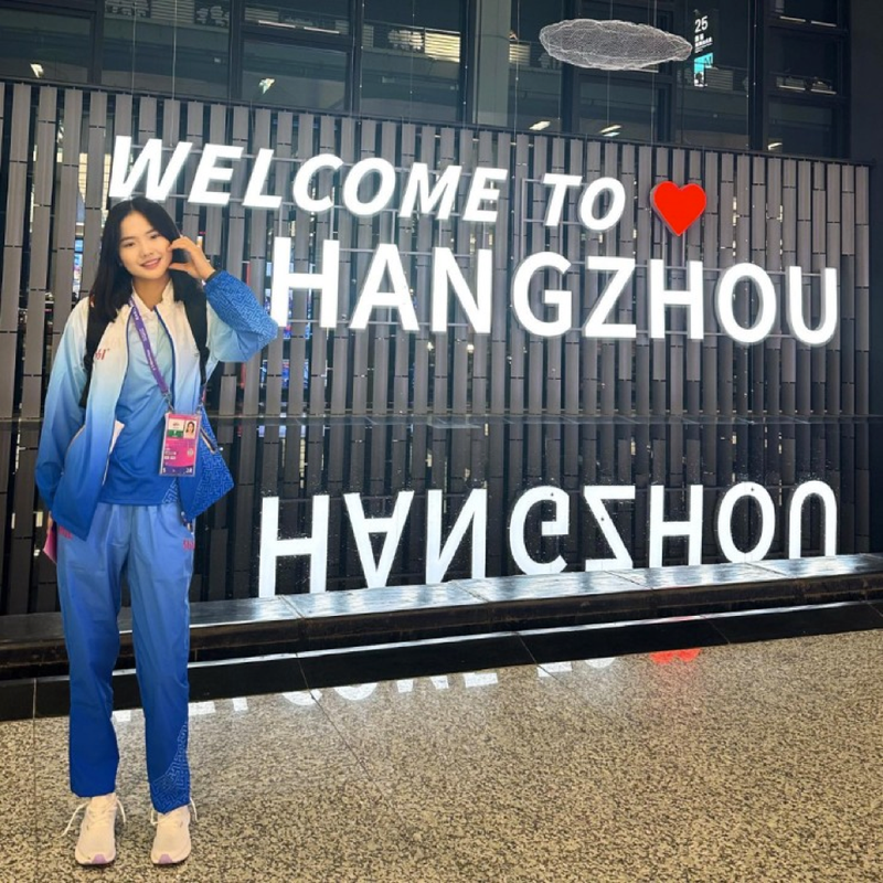 Engbold sở hữu chiều cao 1m77, chơi ở vị trí chủ công cho câu lạc bộ bóng chuyền Hufsakul Erchim VC và đội tuyển Mông Cổ.