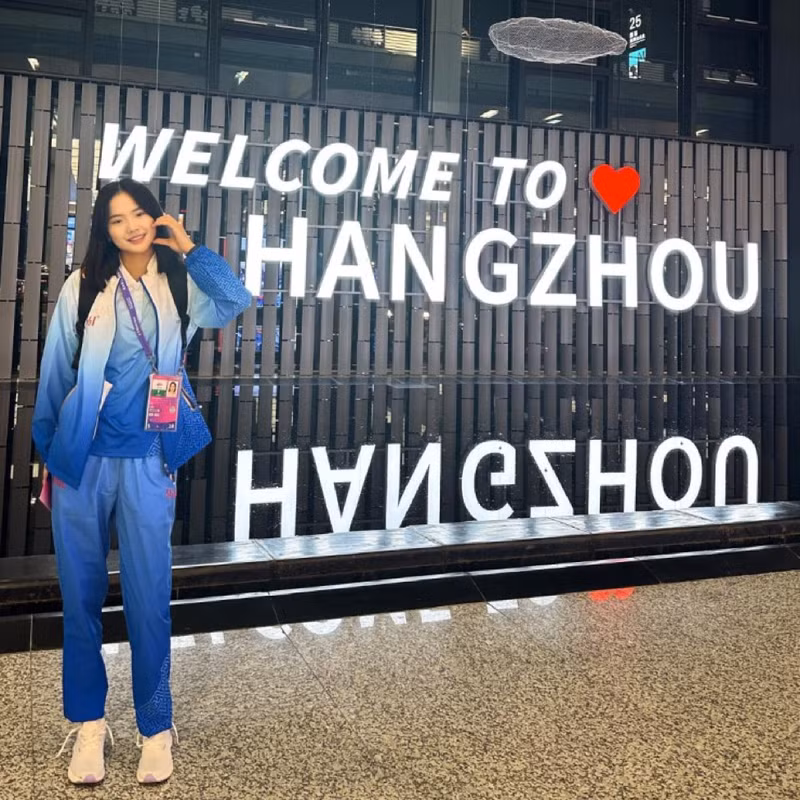 Engbold sở hữu chiều cao 1m77, chơi ở vị trí chủ công cho câu lạc bộ bóng chuyền Hufsakul Erchim VC và đội tuyển Mông Cổ.