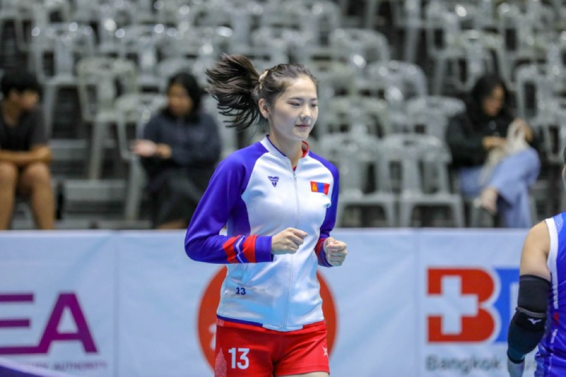 “Chân dài” 21 tuổi được triệu tập tham dự ASIAD 19 tại Hàng Châu – Trung Quốc. Sự nhí nhảnh, đáng yêu nổi bật của chủ công bóng chuyền Mông Cổ.