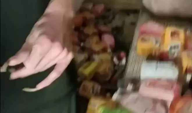 Kết quả, vừa mở cửa, chủ nhà đã choáng váng trước cảnh tượng bên trong.