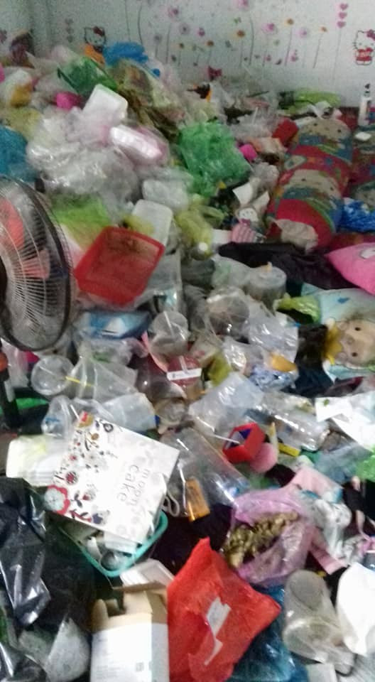 Câu trả lời của người này khiến bà chủ càng thêm bức xúc: “Tôi đang để móng tay dài. Nếu dọn nhà, tôi sẽ bị gãy móng tay”.