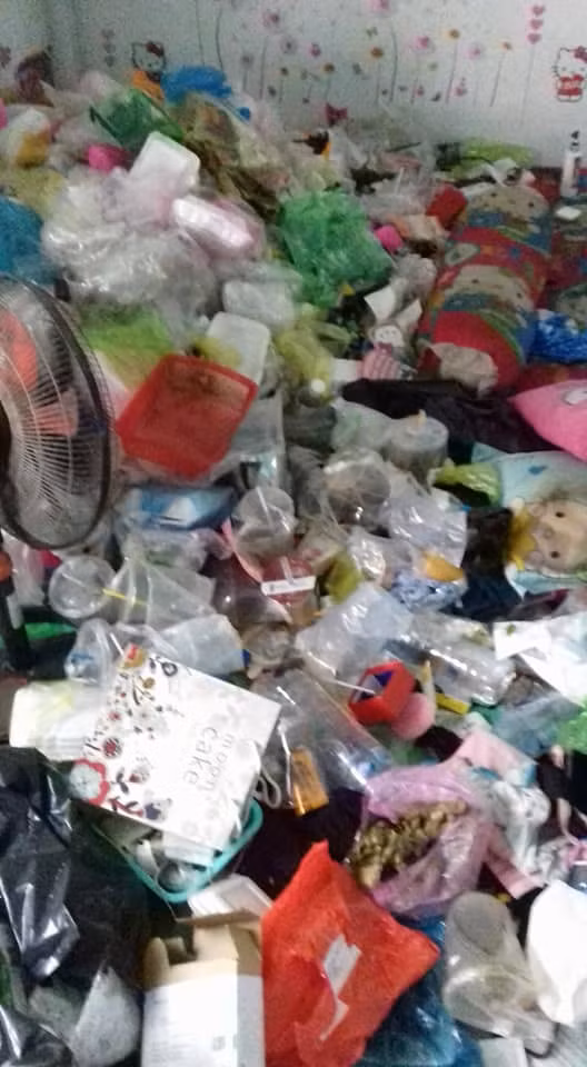 Câu trả lời của người này khiến bà chủ càng thêm bức xúc: “Tôi đang để móng tay dài. Nếu dọn nhà, tôi sẽ bị gãy móng tay”.