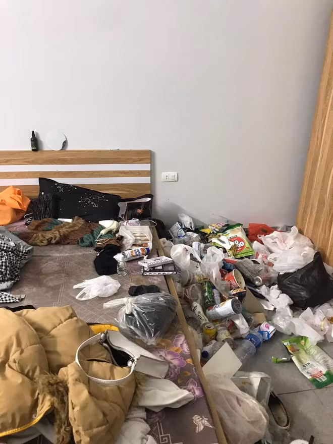 Bà chủ không chấp nhập lý do đó và yêu cầu anh ta dọn sạch căn phòng.