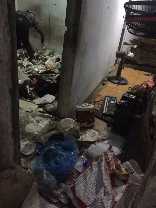 Chưa thể lý giải tại sao những trai xinh gái đẹp lại có thể để căn phòng trọ bẩn đến vậy.