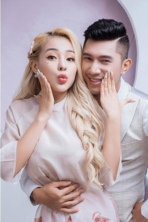 Không còn vẻ nóng bỏng như trước, lần này bạn gái Lương Bằng Quang lựa chọn cách trang điểm nhẹ nhàng để phù hợp với bộ áo dài mình đang diện.