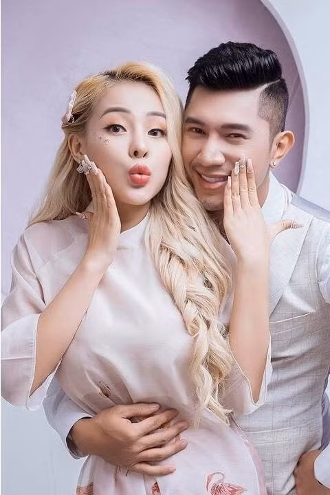 Không còn vẻ nóng bỏng như trước, lần này bạn gái Lương Bằng Quang lựa chọn cách trang điểm nhẹ nhàng để phù hợp với bộ áo dài mình đang diện.