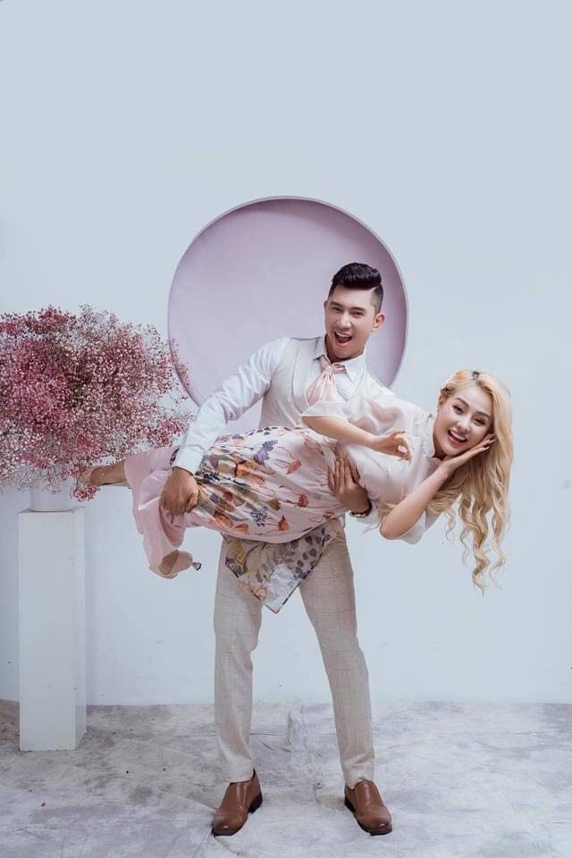 Hot girl Ngân 98 và bạn trai có những câu nói gây tranh cãi trên mạng xã hội hay có những hình ảnh khiến nhiều người phải lên án. Như mới gần đây cả hai khiến rất nhiều người phải chú ý khi tung bộ ảnh mới khác xa với hình ảnh thường ngày.