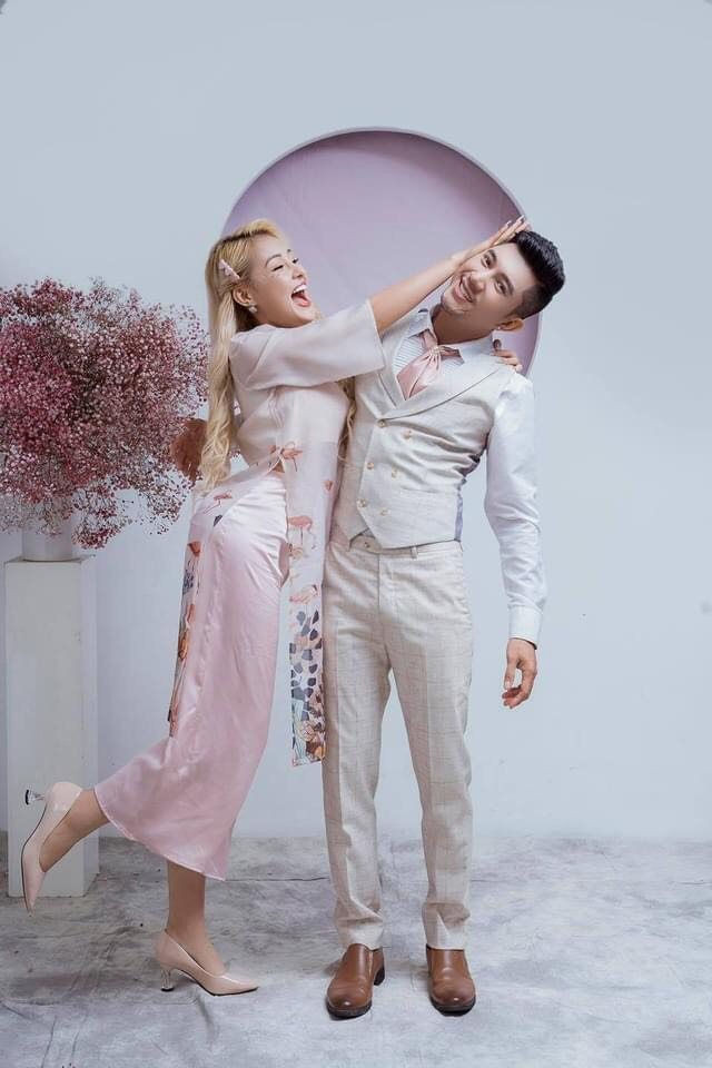 Cụ thể trên trang cá nhân của Ngân 98 và bạn trai đã đăng tải hình ảnh mặc đồ kín đáo và rất lịch lãm. Bộ ảnh nhanh chóng thu hút sự chú ý của dân tình.