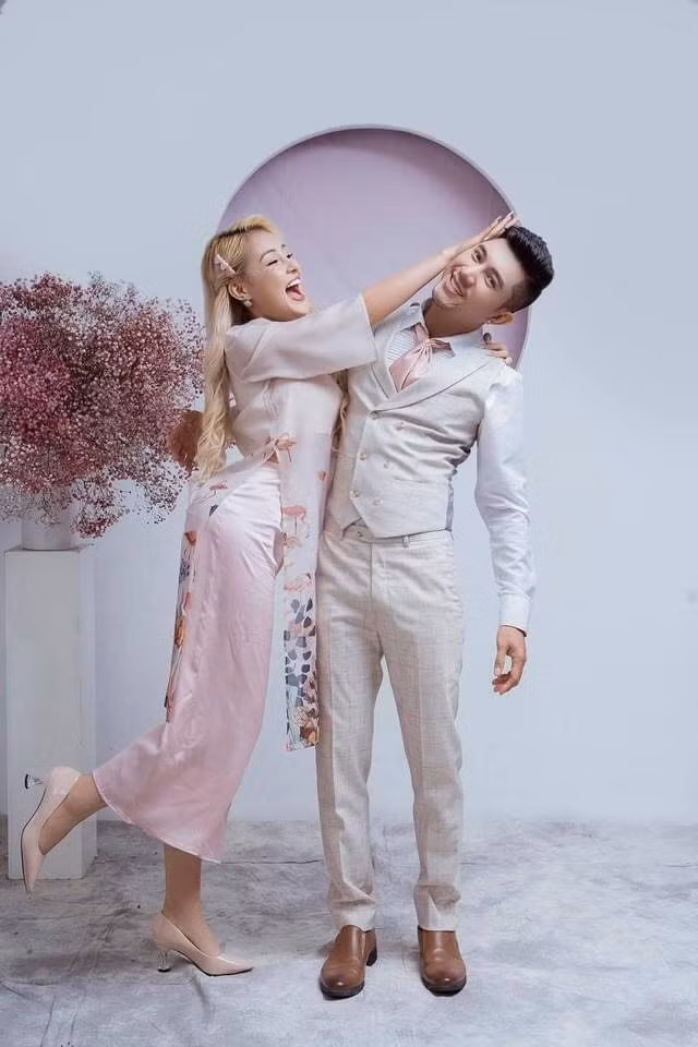 Cụ thể trên trang cá nhân của Ngân 98 và bạn trai đã đăng tải hình ảnh mặc đồ kín đáo và rất lịch lãm. Bộ ảnh nhanh chóng thu hút sự chú ý của dân tình.