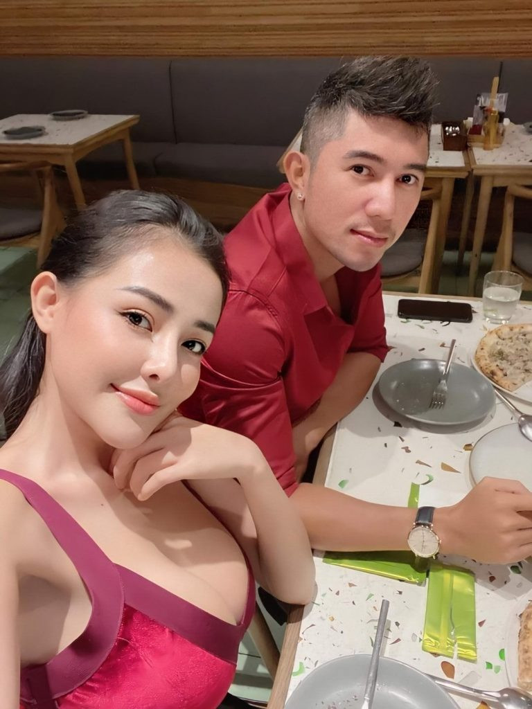 Những bình luận để lại dưới bức ảnh của Ngân 98 mới đăng tải như: “Đẹp đôi quá bộ ảnh đẹp xuất sắc”, “Hai bạn mặc đồ này rất đẹp, chúc hai bạn hạnh phúc”, “Mặc như này có phải đẹp hơn không”, “Giữ mãi như này nhé”, “Trước giờ diện đồ như này có phải là lấy được tình cảm của mọi người rồi không?”.