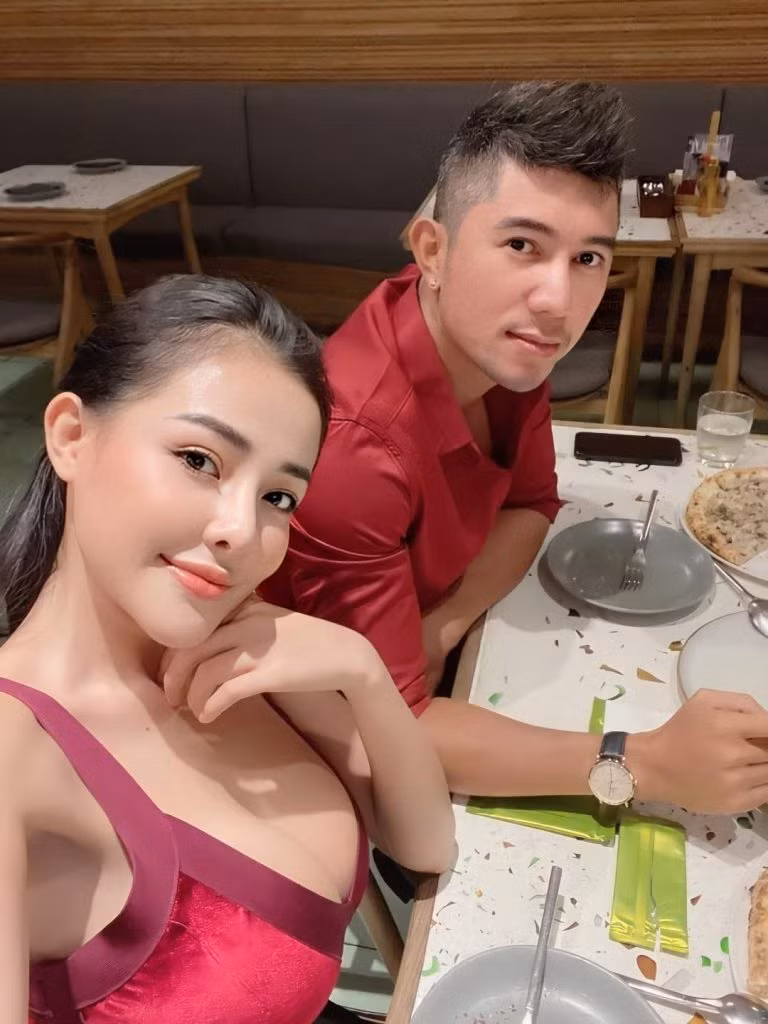 Những bình luận để lại dưới bức ảnh của Ngân 98 mới đăng tải như: “Đẹp đôi quá bộ ảnh đẹp xuất sắc”, “Hai bạn mặc đồ này rất đẹp, chúc hai bạn hạnh phúc”, “Mặc như này có phải đẹp hơn không”, “Giữ mãi như này nhé”, “Trước giờ diện đồ như này có phải là lấy được tình cảm của mọi người rồi không?”.