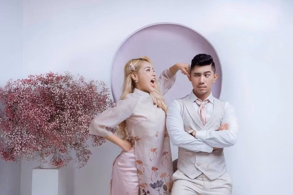 Ngân 98 diện áo dài màu hồng xinh xắn trong khi Lương Bằng Quang thì mặc vest đầy điển trai.