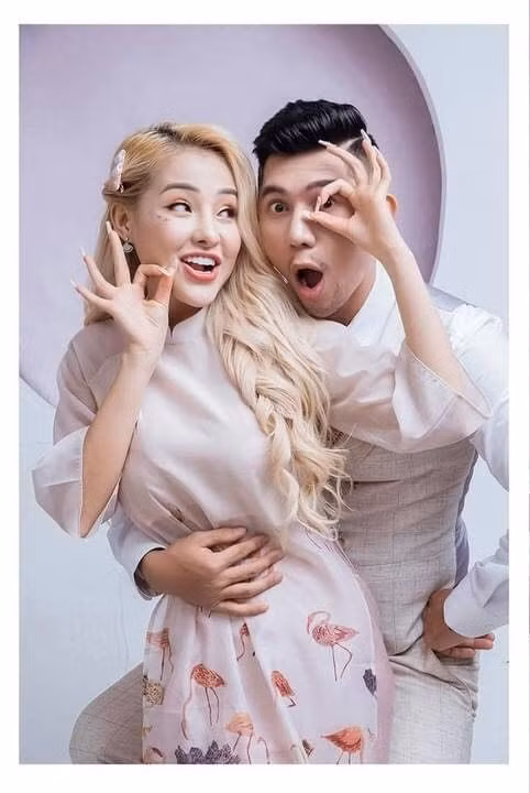 Nhìn những hình ảnh mới này có thể thấy được Ngân 98 và Lương Bằng Quang dành cho nhau những cử chỉ âu yếm rất lịch sự, không giống như những bộ ảnh trước.