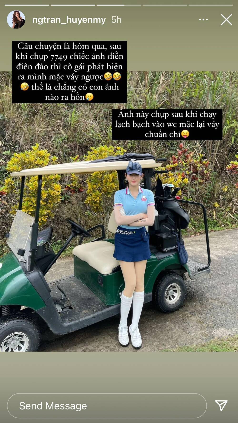 Đây là hình ảnh mặc chiếc váy ngược của Á hậu Huyền My với set đồ áo thun polo cùng kiểu váy mini skirt học sinh với gam màu xanh dương