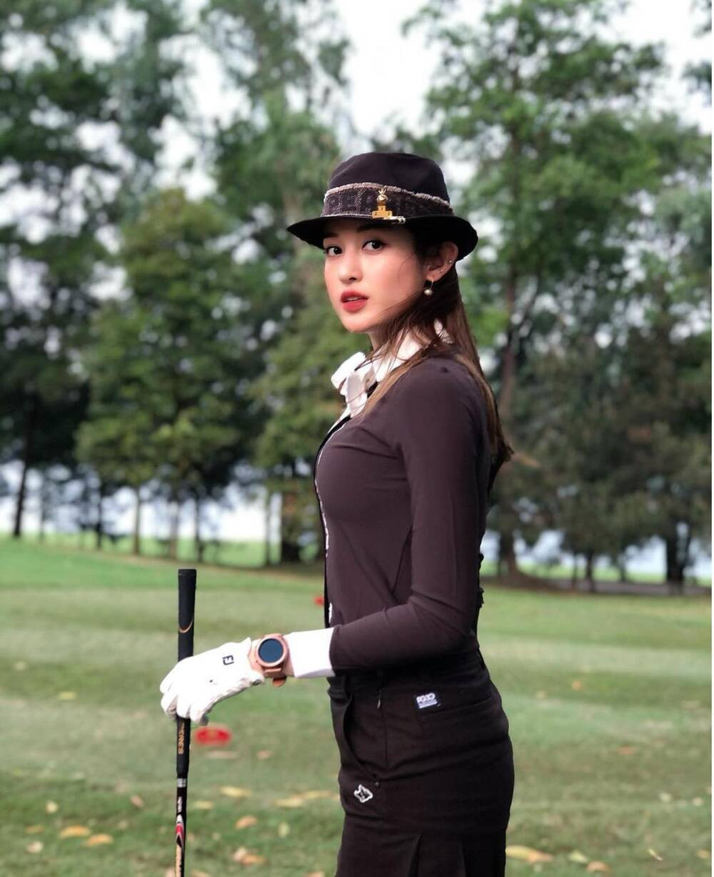 Huyền My khá đa dạng trên phong thái thời trang khi ra sân chơi Golf.