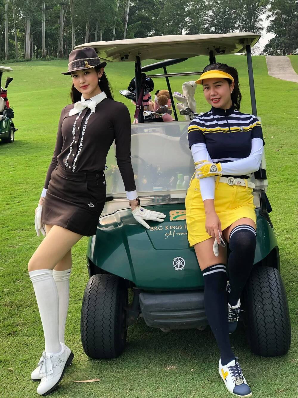 Thế nhưng đáng lẽ chiếc váy có dòng chữ kèm chiếc túi mini phải được mặc ở phía trước thì Huyền My vô tình để mặc ngược lại phía sau và phải chỉnh sửa lại