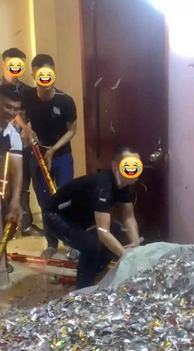 Sau đó, chờ đôi vợ chồng son bước vào phòng tân hôn, hai, ba thanh niên bất ngờ nhảy ra, bắn pháo giấy khắp nơi. Cũng vì thế mà cả căn phòng trở thành một mớ hỗn độn. Đồ trang trí bị làm rơi, đâu đâu cũng toàn vụn giấy.