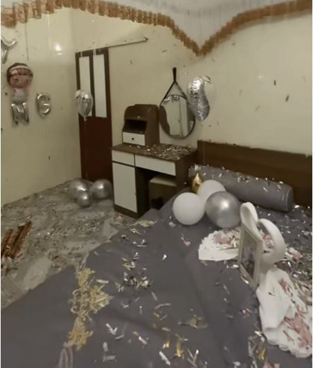 Theo đó, nhóm bạn đã bắn pháo tung tóe khắp nơi trong căn phòng tân hôn này.