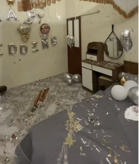 Xác pháo rụng đầy từ giường cho tới sàn nhà, thực sự không còn một chỗ nào cho cô dâu - chú rể nghỉ ngơi.