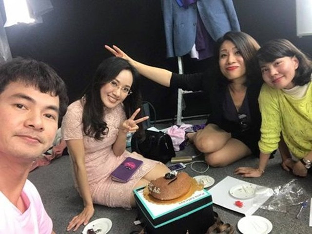 Trên trang cá nhân, NSƯT Xuân Bắc viết gắn kém hastag nữ BTV rằng: "Không lòe loẹt, không diêm dúa, không màu mè, không xe sang và lung linh ánh sáng. Anh em tôi đánh bắt xa bờ! Hehehe".