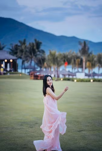 Trước đây, công chúng đã quen với Hoài Anh trang điểm kỹ càng mỗi lần lên hình nên lần này phải mất chút ít thời gian mới nhận ra. Dù vậy, mọi người vẫn dành lời khen ngợi cho nữ BTV VTV, cho biết họ còn thích hình ảnh bình dị như vậy hơn.