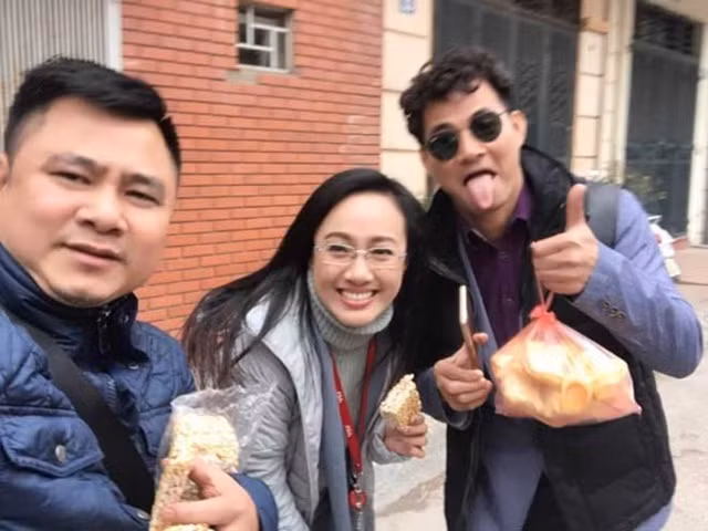 Qua những bức ảnh Xuân Bắc đăng tải, công chúng cũng có dịp chiêm ngưỡng mặt mộc của BTV Hoài Anh.