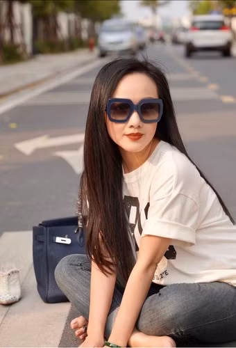 Vì không tô son đánh phấn nên Hoài Anh trông có phần nhợt nhạt.