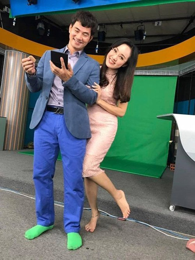 Không quần là áo lượt, cũng chẳng ai trang điểm, càng không có ánh sáng đầy đủ như trên trường quay. Thay vào đó, BTV VTV Hoài Anh còn mặc đồ thoải mái nhất có thể để lên đường.