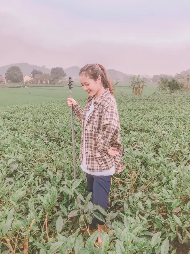 Bộ ảnh "Nét đẹp lao động" của Trang được chụp khi cô nàng về quê, lên vườn chè để phụ giúp gia đình.