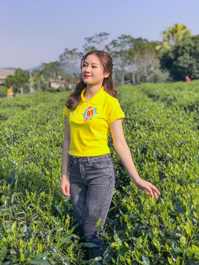 Nữ sinh Thái Nguyên thu hút sự chú ý của dân tình với gương mặt xinh đẹp hài hòa với sống mũi cao, đôi mắt to tròn và miệng cười duyên dáng, do đó dù đang "đầu bù tóc rối" làm việc đồng áng khá vất vả, cô nàng vẫn nổi bật giữa đám đông bởi sự tươi tắn, xinh đẹp.