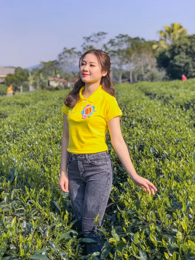 Nữ sinh Thái Nguyên thu hút sự chú ý của dân tình với gương mặt xinh đẹp hài hòa với sống mũi cao, đôi mắt to tròn và miệng cười duyên dáng, do đó dù đang "đầu bù tóc rối" làm việc đồng áng khá vất vả, cô nàng vẫn nổi bật giữa đám đông bởi sự tươi tắn, xinh đẹp.