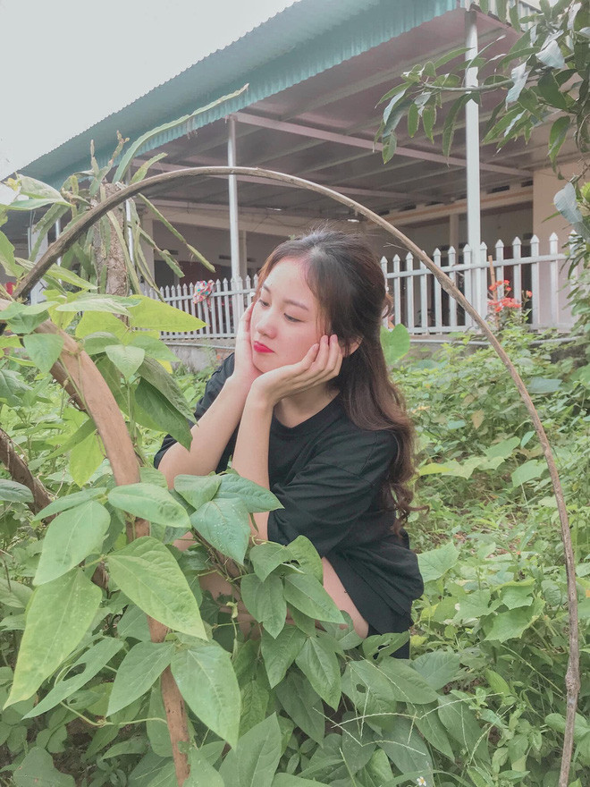 Lưu Trang chia sẻ: "Trong thời gian nghỉ dịch mình về nhà phụ giúp gia đình. Nhà mình làm nông, trồng chè, trồng lúa. Mỗi lứa thu hoạch gần cả trăm cân chè nên đúng dịp chè nhà được thu hoạch thì phải huy động cả gia đình đi hái mới kịp...