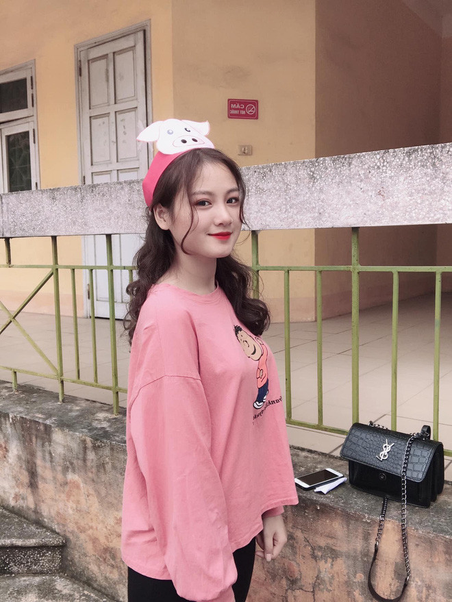 Không chỉ xinh đẹp, Lưu Trang còn là một cô gái năng động. Ngoài thời gian học tập tại trường, nữ sinh tích cực tham gia các hoạt động ngoại khóa, tình nguyện.