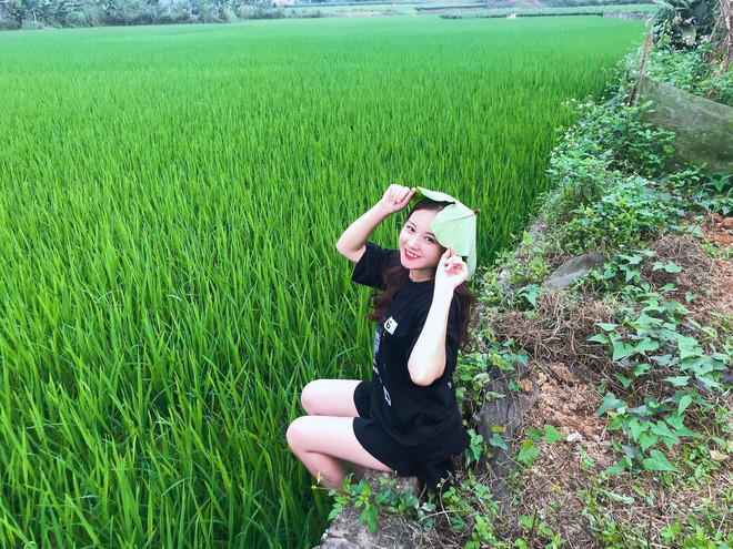 Lưu Trang cho biết, đây là những bức ảnh hoàn toàn không phải một concept chụp hình mà chính xác là nữ sinh Thái Nguyên đang làm việc và cô chỉ tranh thủ chụp vội vài bức hình "khoe" lên trang cá nhân.