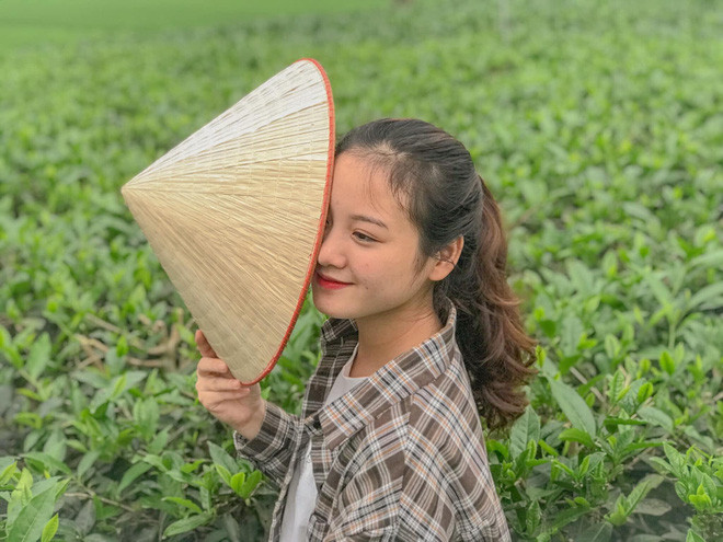 Thay vì lên đồ sang chảnh, trang điểm lồng lộn, Lưu Trang chỉ tạo dáng giữa đồi chè xanh mướt, trong bộ trang phục lao động giản dị, gọn gàng vẫn thu hút sự chú ý của dân mạng.