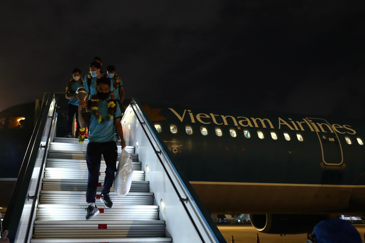  Đội tuyển U23 Việt Nam vừa có hành trình đầy gian nan tại giải vô địch U23 ĐNÁ diễn ra tại Campuchia và chiến tích mang về đó là chiếc cúp vô địch đầy vinh quang.