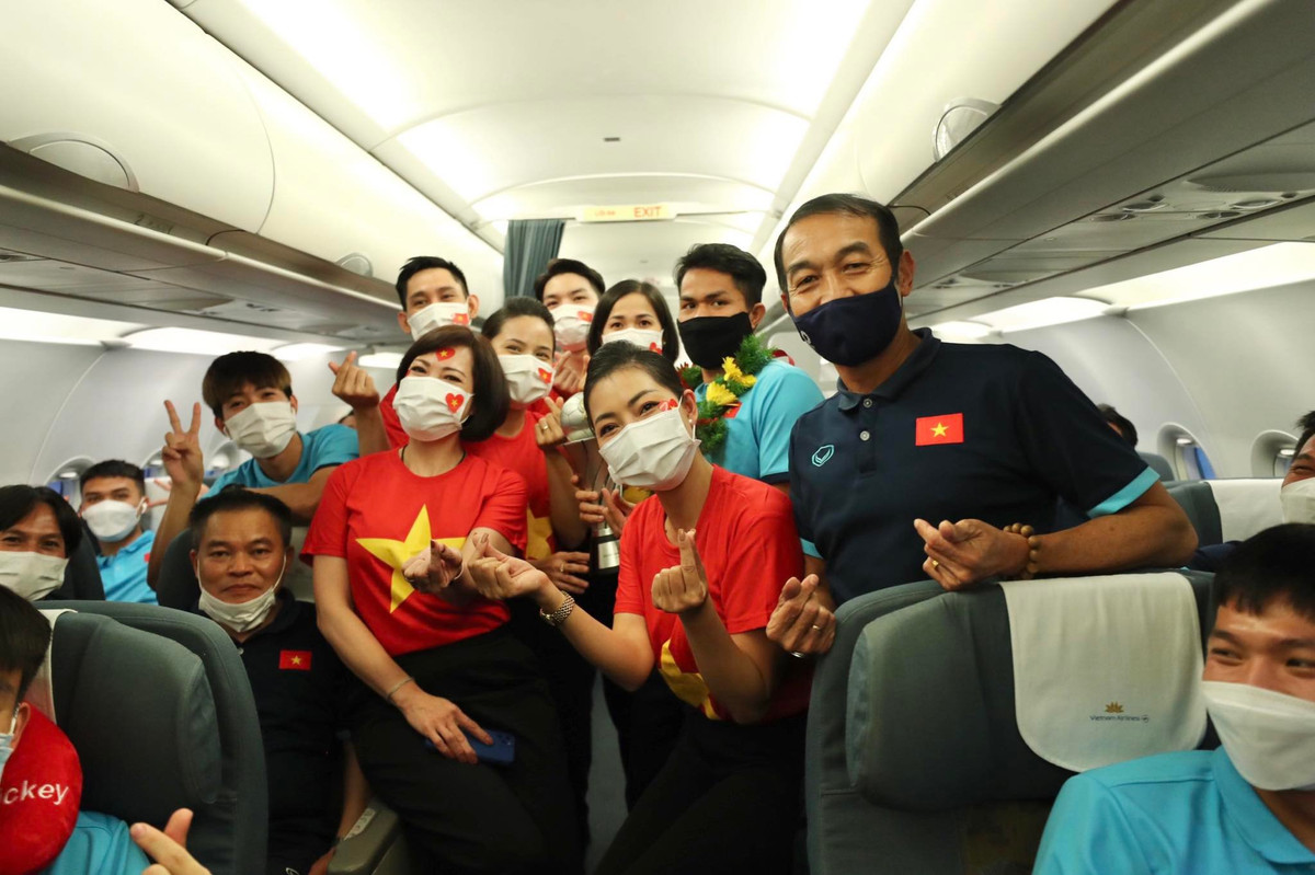 Sau những ngày tháng đầy vất vả tại Campuchia, các cầu thủ U23 Việt Nam đã trở về nước trong tối ngày 27/2 trong niềm hân hoan của nhiều CĐV.