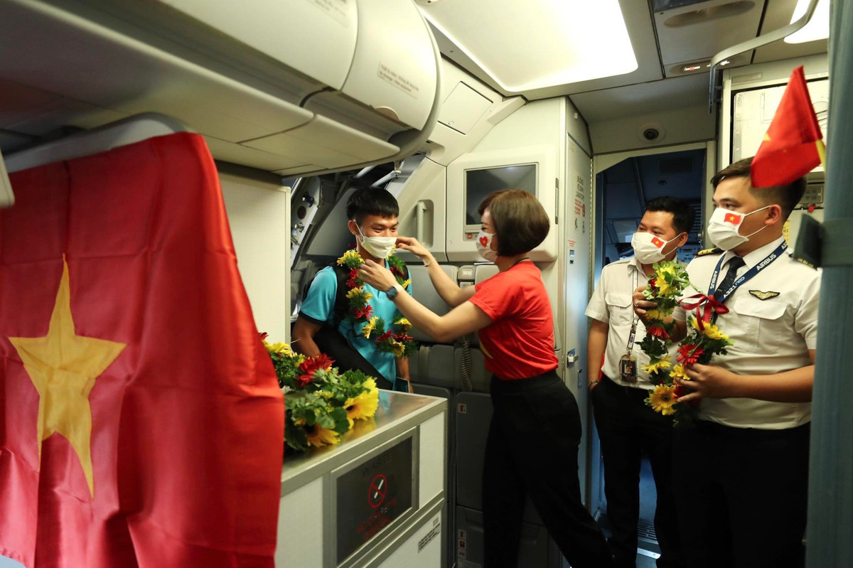 Trong chuyến trở về trong tối ngày 27/2 chỉ có 19 cầu thủ U23 Việt Nam được về trước. Số thành viên BHL và các tuyển thủ còn lại đang ở tại Campuchia để hoàn tất thủ tục cách ly do nhiễm COVID-19.