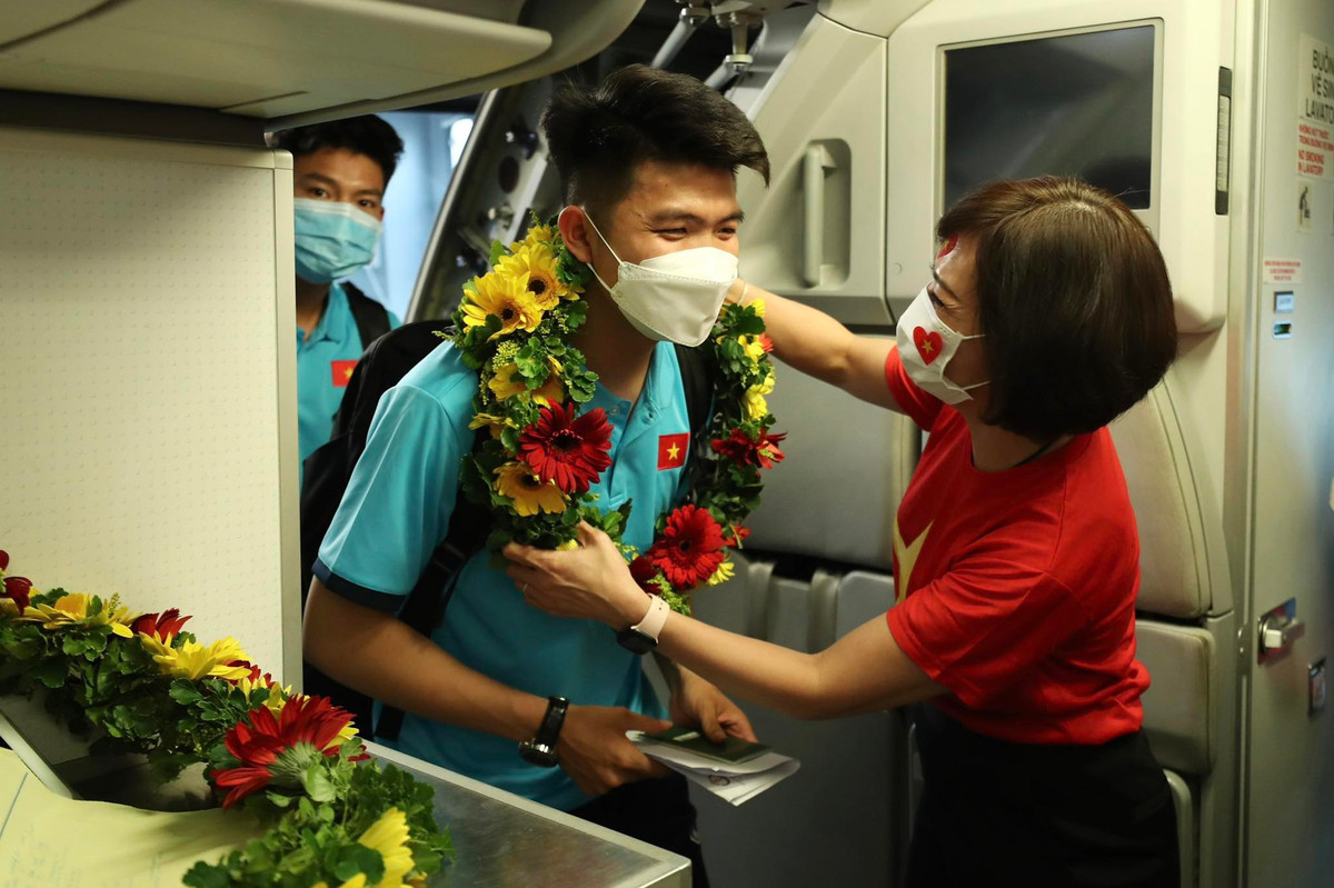 Niềm vui của các cầu thủ U23 Việt Nam khi được chào đón trên chuyến bay trở về nước sau khi giành chiếc cúp vô địch U23 ĐNÁ đầy vinh quang.