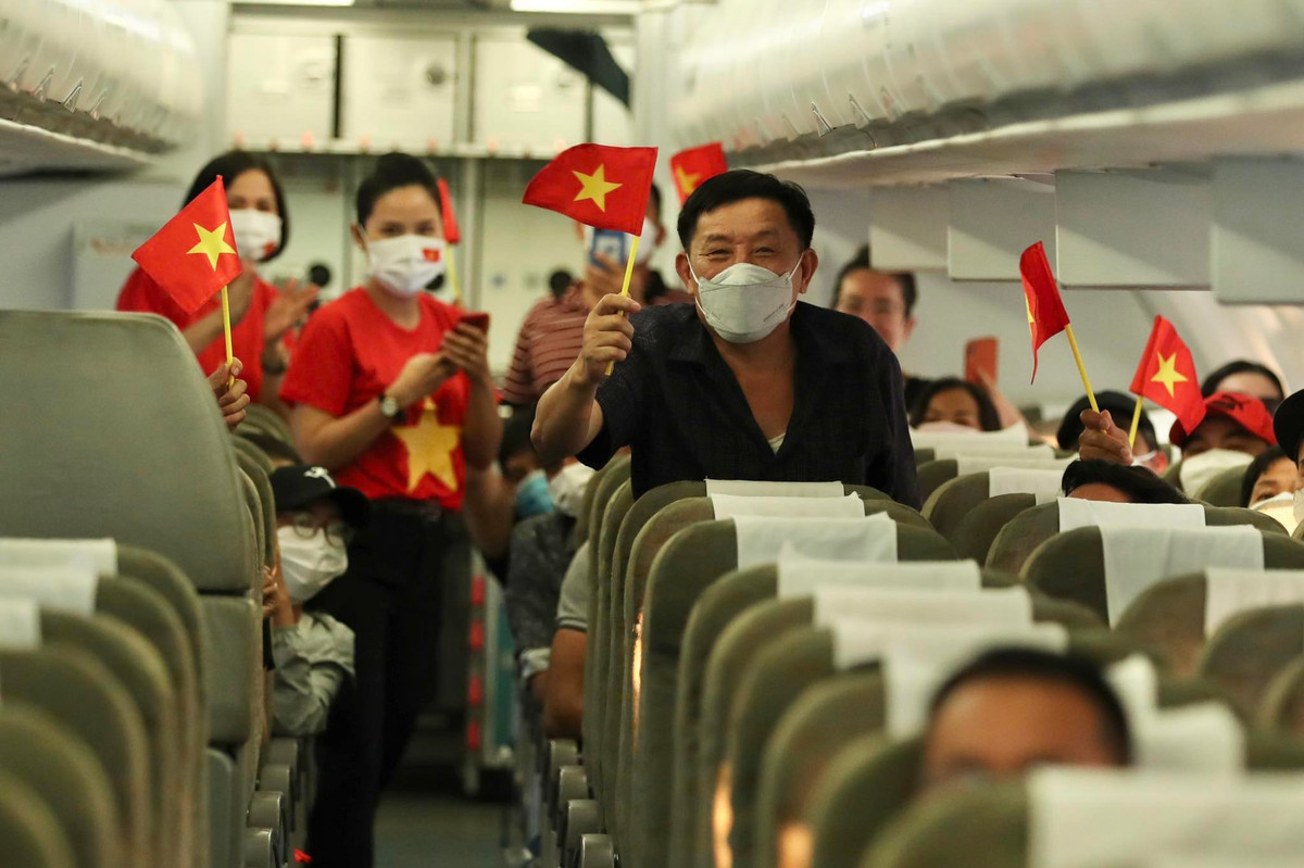 Niềm vui của cả chuyến bay đưa đội tuyển U23 Việt Nam về nước trong tối ngày 27/2.