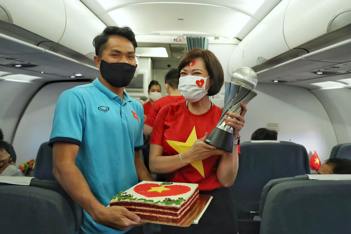 Ngoài những vòng hoa chào mừng, một chiếc bánh chúc mừng thành công được dành tặng riêng cho các cầu thủ.