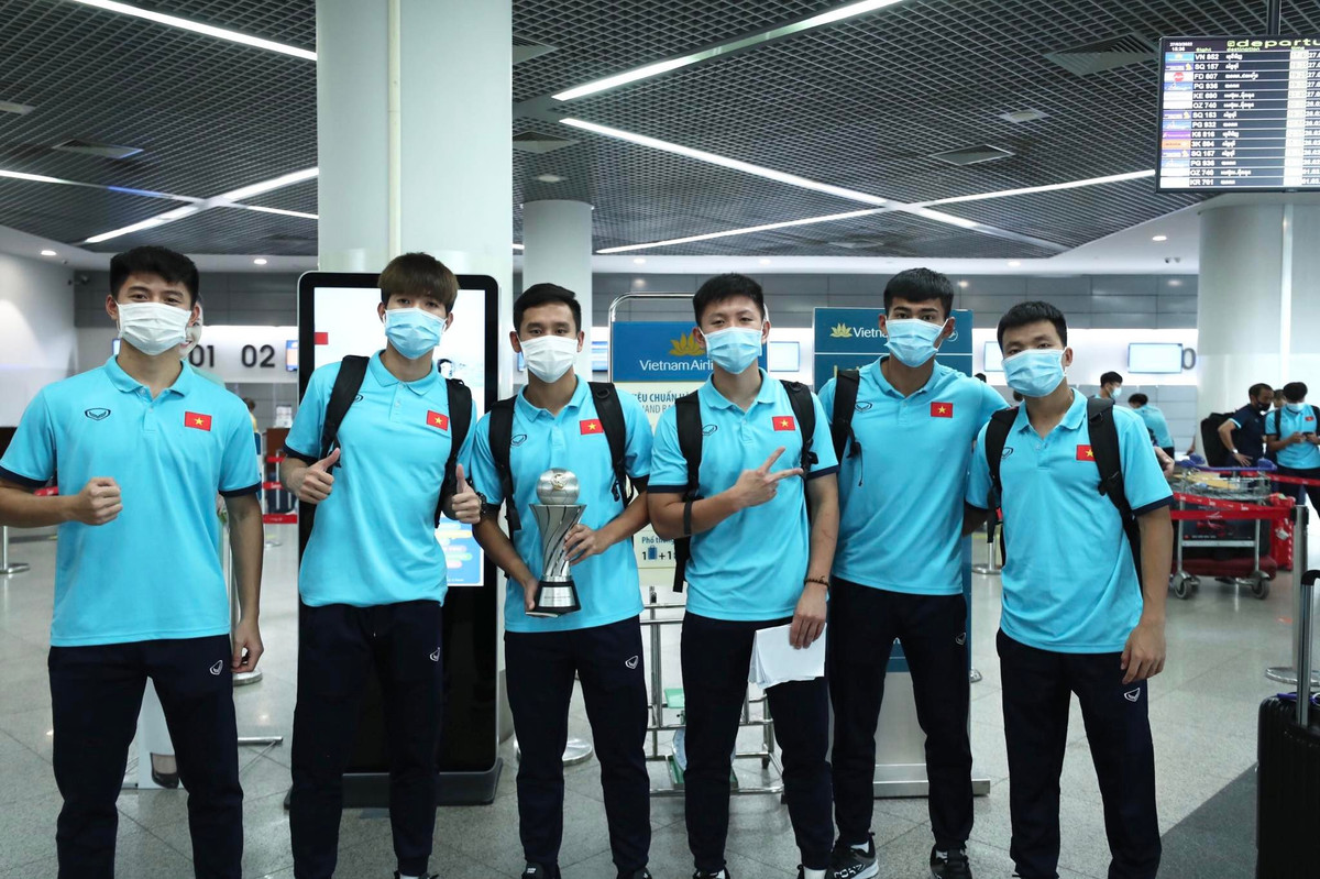 Ngay sau khi hạ cánh xuống sân bay Tân Sơn Nhất, các cầu thủ U23 Việt Nam lập tức được đưa về khách sạn sang trọng tại TP HCM để tổ chức lễ mừng công.